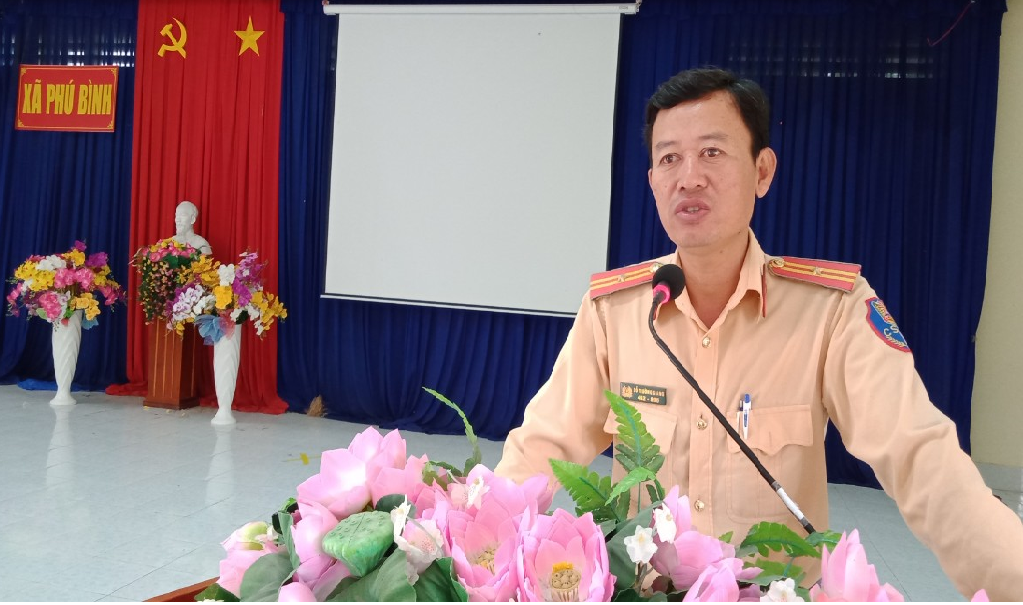 (Thiếu tá Võ trường Giang - Đại diện công an huyện Phú Tân tuyên truyền về đảm bảo an toàn giao thông)