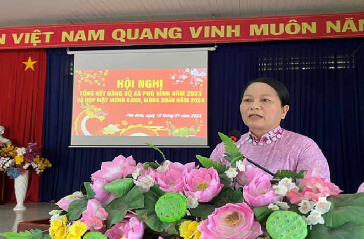 Đ/c Lê Thị Kiều oanh Bí thư đảng ủy – Chủ tịch UBND xã Phú Bình phát biểu tại Hội nghị