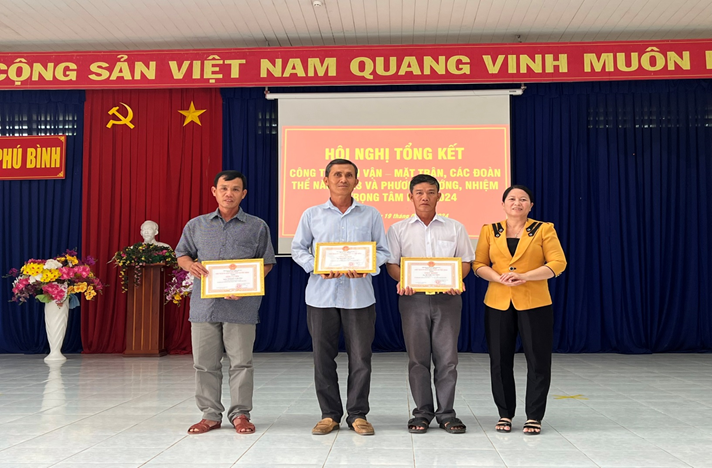 Ảnh: khen thưởng tập thể có thành tích xuất sắc trong công tác mặt trận năm 2023